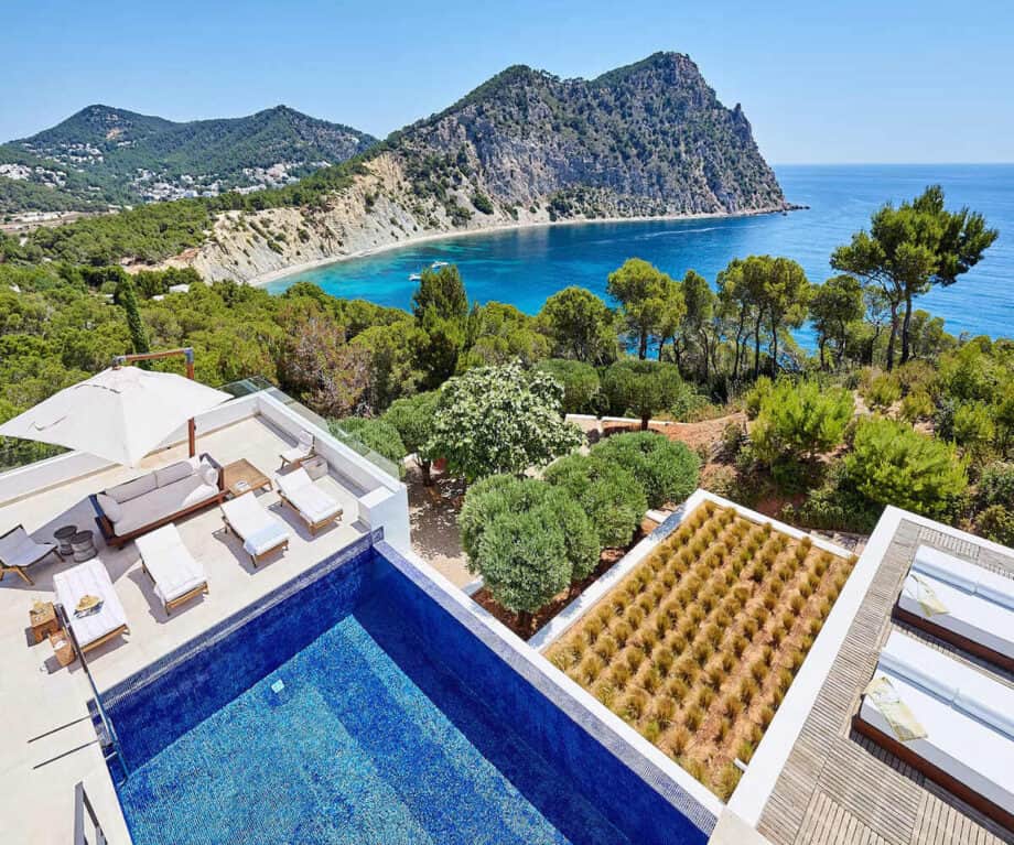 Where to stay in Ibiza: The beaches worth knowing and the villas right beside them 